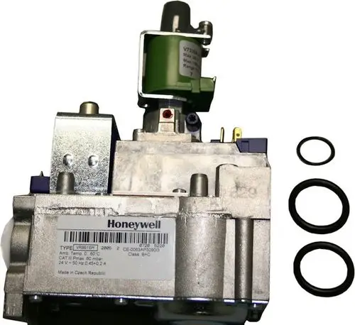 Bosch Gasarmatur mit Metallgehäuse, mehreren Anschlüssen, grüner Komponente und Gummi-Dichtungen. Sichtbare Beschriftung mit technischen Angaben auf dem Gehäuse.